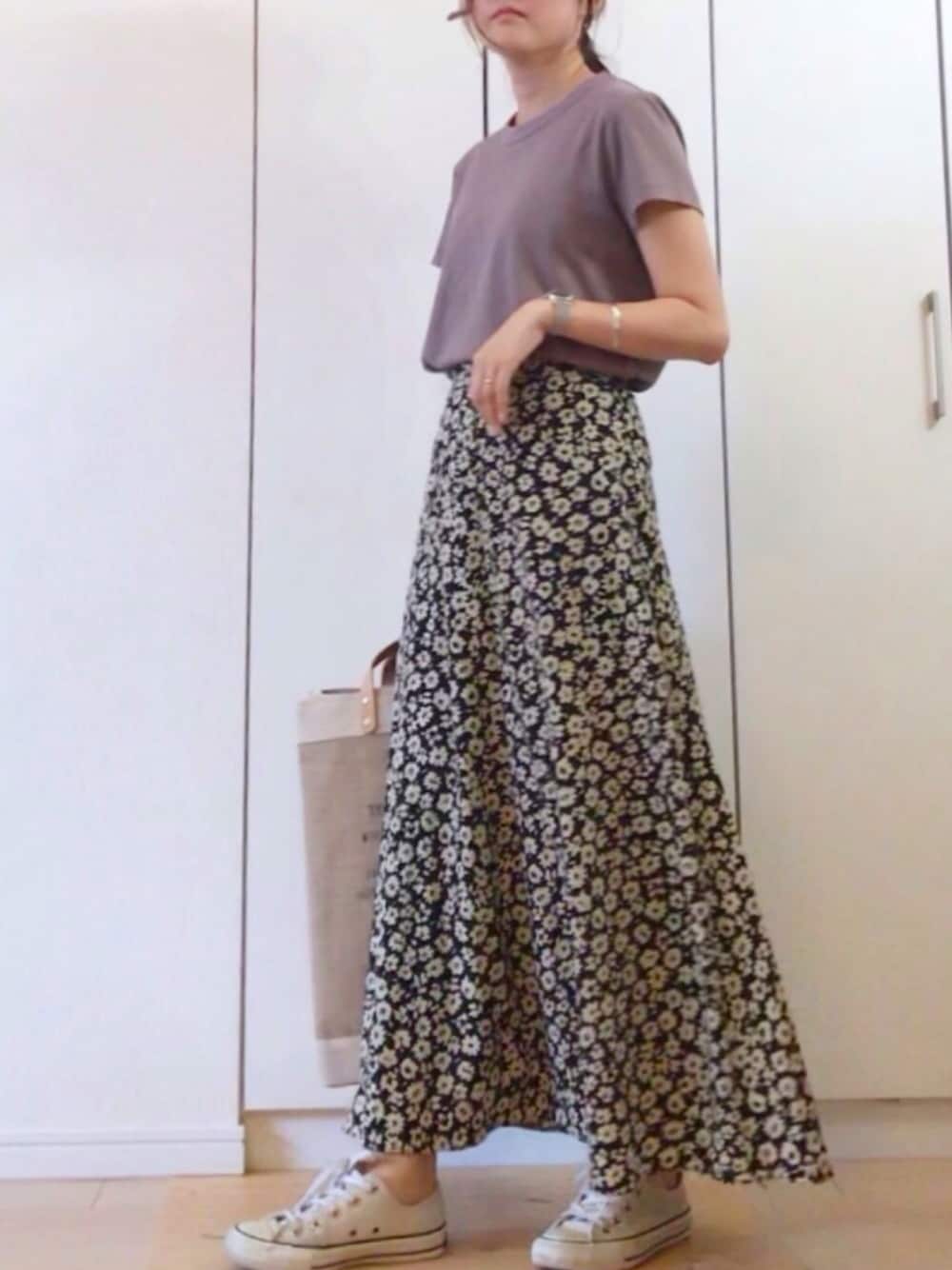 「UNIQLO U、ユニクロユー、夏だ！Tシャツ着よう！、無地T、シンプル、花柄スカート、LOWRYS FARM、Aラインスカート、プチプラコーデ、ｏｒｏｂｉａｎｃｏ」｜「UNIQLOのクルーネックT（半袖）（Tシャツ/カットソー、パープル系）」を使った、NAnaさん（レディース・157cm）の夏コーディネートの1枚目の写真