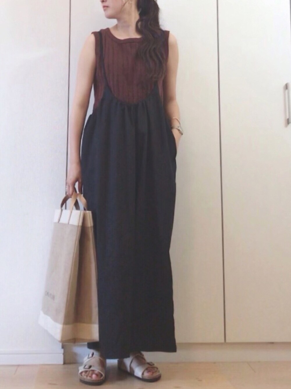 「夏、ノースリーブ、ブラウン×ブラック、サロペット、La-gemme、プチプラコーデ、birkenstock、リラックススタイル、ママファッション」｜「La-gemmeのレディースボトムス オールインワン（サロペット/オーバーオール、ブラック系）」を使った、NAnaさん（レディース・157cm）の夏コーディネートの1枚目の写真