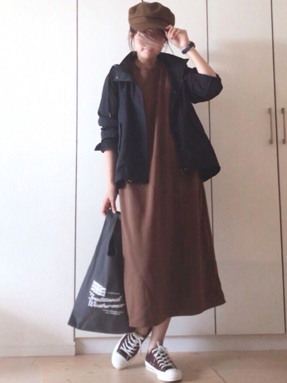 「キャスケット、14+、スウェットワンピース、chacocloset、マウンテンパーカー、Sonny　Label、ブラウンコーデ、秋コーデ、ラクチンコーデ、カジュアル」｜「Chaco closetのバルーンスリーブ ポケット付き スウェットワンピース（ワンピース、ブラウン系）」を使った、NAnaさん（レディース・158cm）の秋コーディネートの1枚目の写真