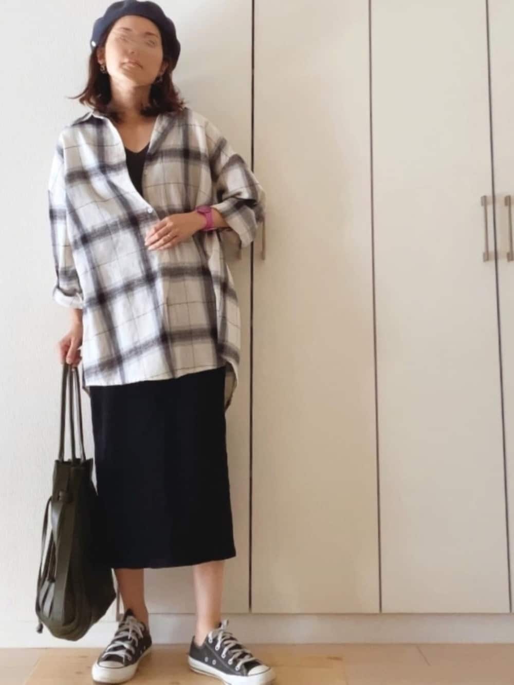 「秋コーデ、チェックシャツ、LIPSTAR、タイトスカート、リブタイトロングスカート、UNIQLO、ベレー帽、LAULHERE 、カジュアルコーデ、大人カジュアル」｜「LIPSTARのビエラチェックチュニックシャツ（シャツ/ブラウス、ホワイト系）」を使った、NAnaさん（レディース・158cm）の秋コーディネートの1枚目の写真