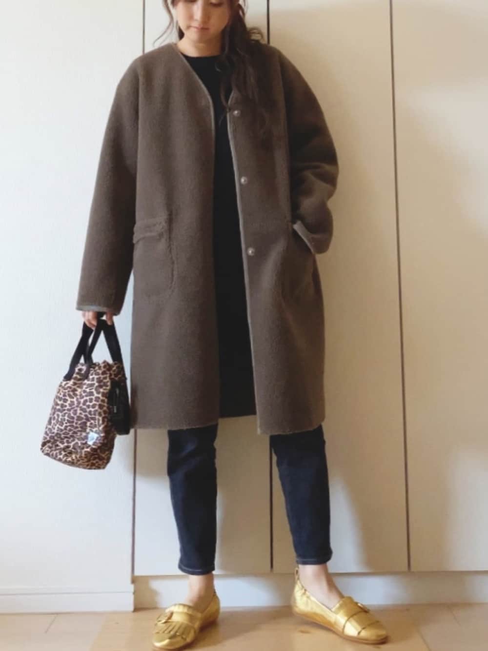 「コート、ムートンコート、ボアコート、リバーシブル、Sonny　Label、冬コーデ、大人カジュアル、fitflop、レオパード、ゴールド」｜「URBAN RESEARCH Sonny Labelのフェイクムートンリバーシブルコート（ムートンコート、グレー系）」を使った、NAnaさん（レディース・158cm）の秋コーディネートの1枚目の写真