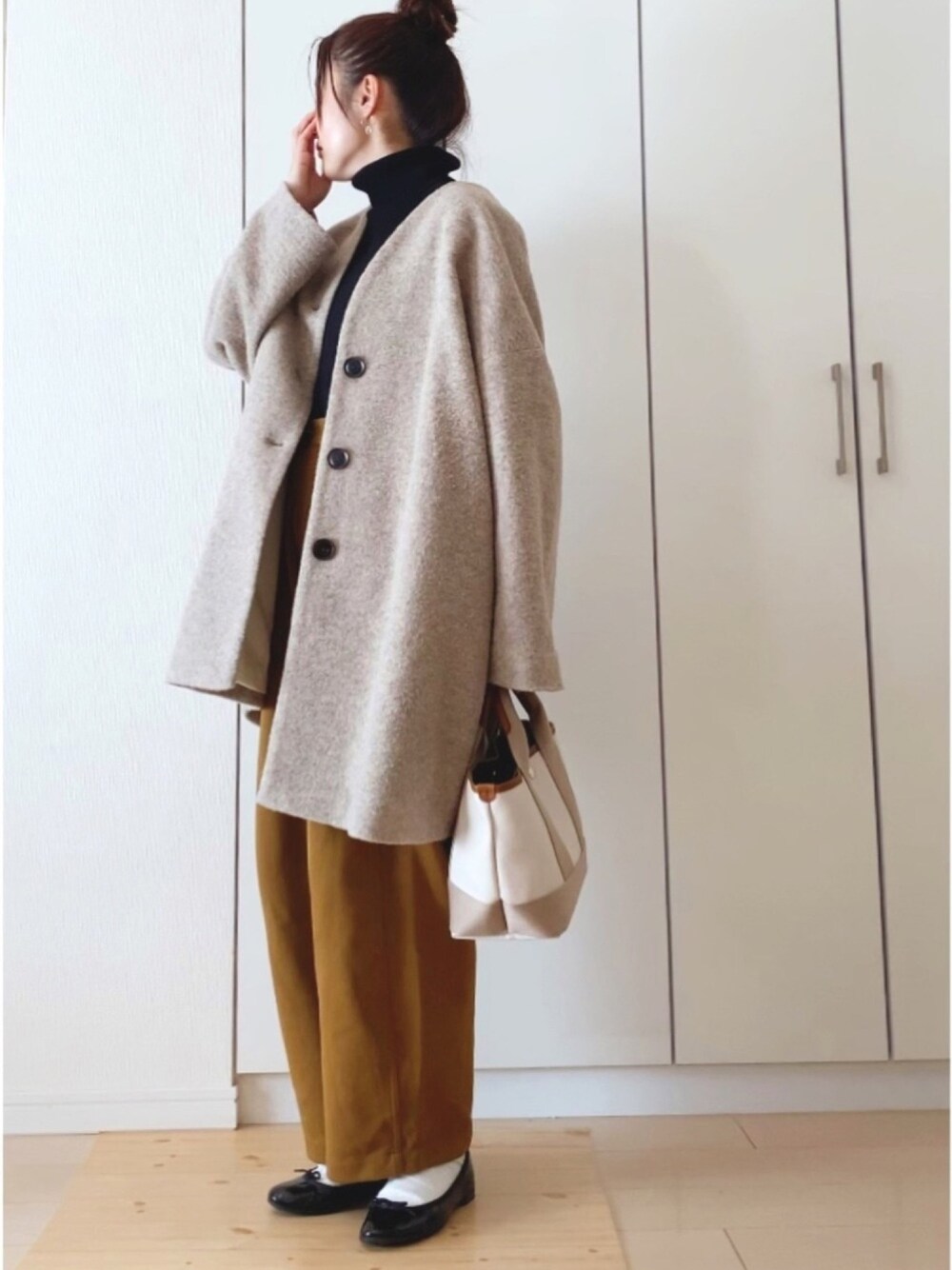 「コクーンコート、TODAYFUL、大人カジュアル、シンプル、タートルネックニット、黒ニット、UNIQLO U、ユニクロ、ワイドフィットカーブパンツ、冬アウター着回しチャレンジ」｜「TODAYFULのウールコクーンコート（ステンカラーコート、ベージュ系）」を使った、NAnaさん（レディース・158cm）の冬コーディネートの1枚目の写真