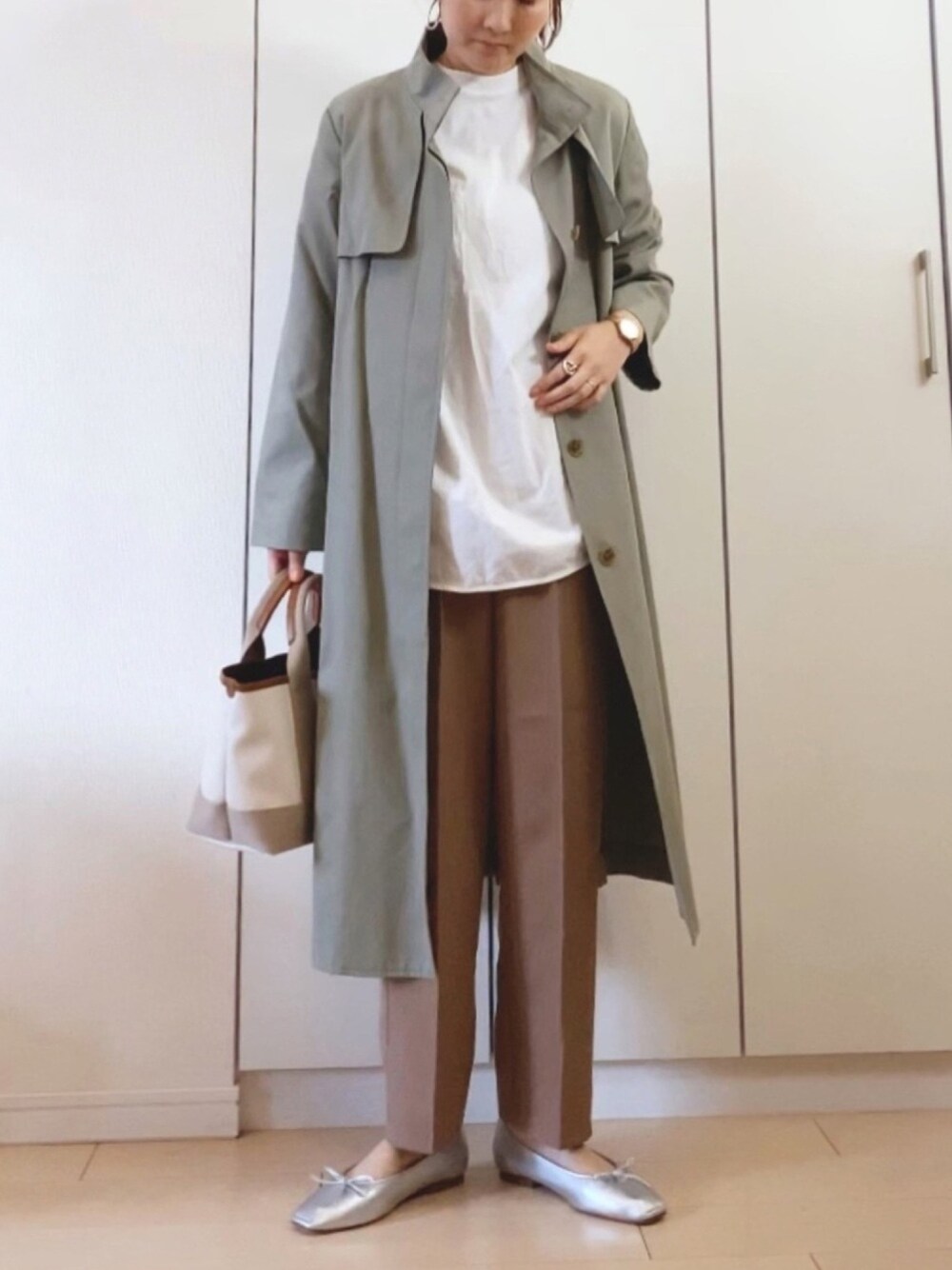 「春、moment+、モーメントプラス、スラックス、くすみカラー、グリーン、プチプラ、パンツスタイル、オトナ女子、ママコーデ」｜「SHIPSのスタンドカラービッグトレンチコート（トレンチコート、グリーン系）」を使った、NAnaさん（レディース・158cm）の冬コーディネートの1枚目の写真