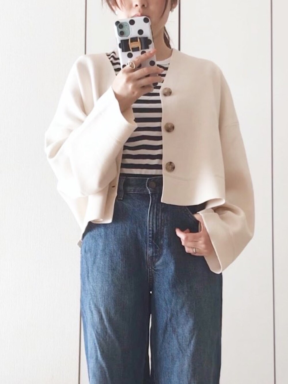 「カジュアルコーデ、今日のコーデ、ミラノリブショートVネックカーディガン、ワイドフィットカーブジーンズ、ミラノリブ、UNIQLOU、ユニクロ、ボーダー、ママファッション、iPhoneケース」｜「UNIQLOのアイテム（カーディガン/ボレロ、ホワイト系）」を使った、NAnaさん（レディース・158cm）の春コーディネートの1枚目の写真
