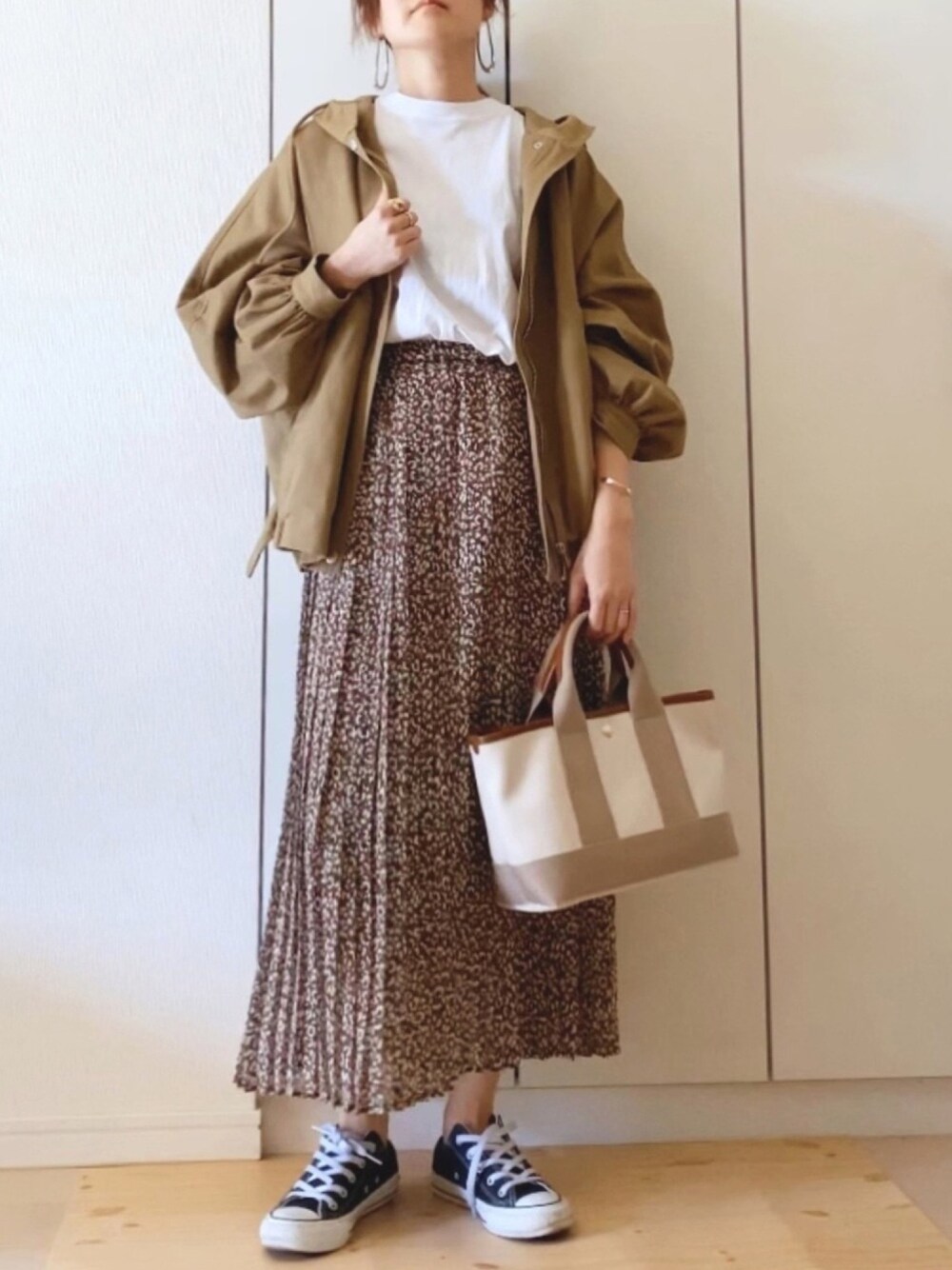 「URBAN RESEARCH、アーバンリサーチ、レオパード、プリーツスカート、ボリューム袖、ブルゾン、マウンテンパーカー、トートバッグ、converse、ロンT」｜「FREAK'S STOREの▽【WEB限定】ビッグシルエットフードブルゾン（ブルゾン、ベージュ系）」を使った、NAnaさん（レディース・158cm）の春コーディネートの1枚目の写真
