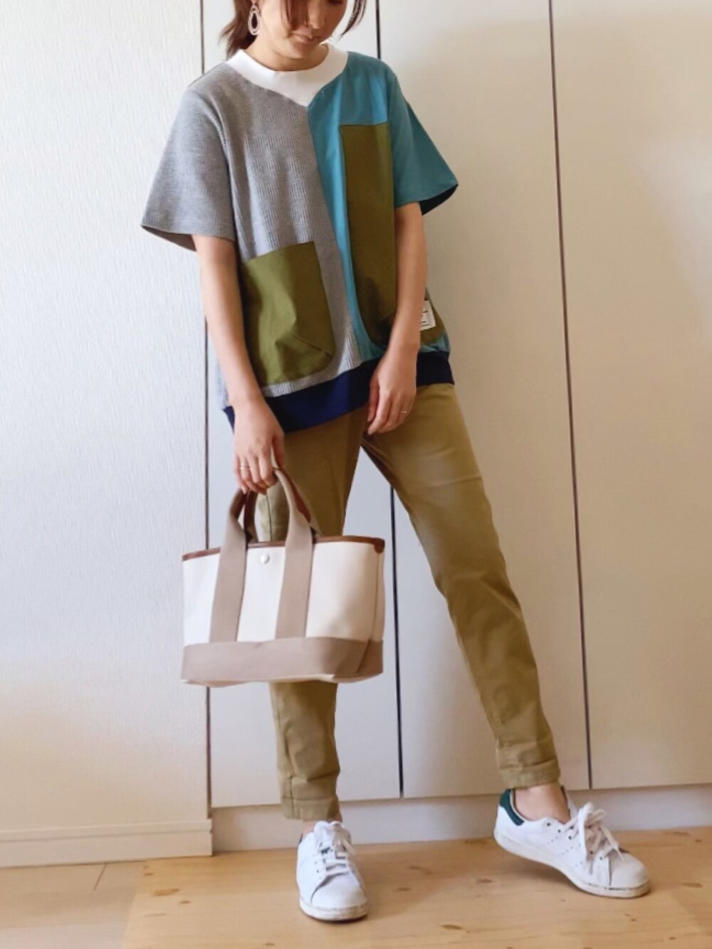 「春コーデ、ne-net、ネネット、ポケットＴシャツ、URBAN RESEARCH、アーバンリサーチ、チノパン、スタンスミス、カジュアル、Tシャツ」｜「Ne-netのポケッT③（Tシャツ/カットソー、グリーン系）」を使った、NAnaさん（レディース・158cm）の春コーディネートの1枚目の写真
