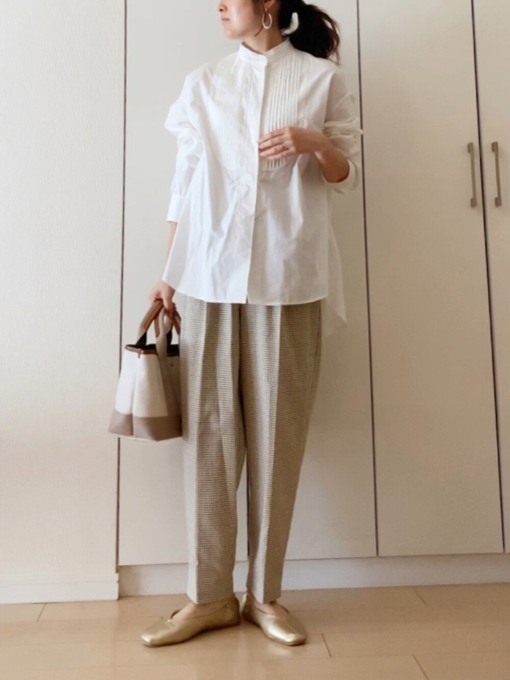 「白シャツ、ドレスシャツ、スタンドカラー、タックパンツ、タックコクーンシルエットパンツ、GU、チェックパンツ、部屋撮り、春コーデ、きれいめカジュアル」｜「GUのアイテム（パンツ、ベージュ系）」を使った、NAnaさん（レディース・158cm）の春コーディネートの1枚目の写真