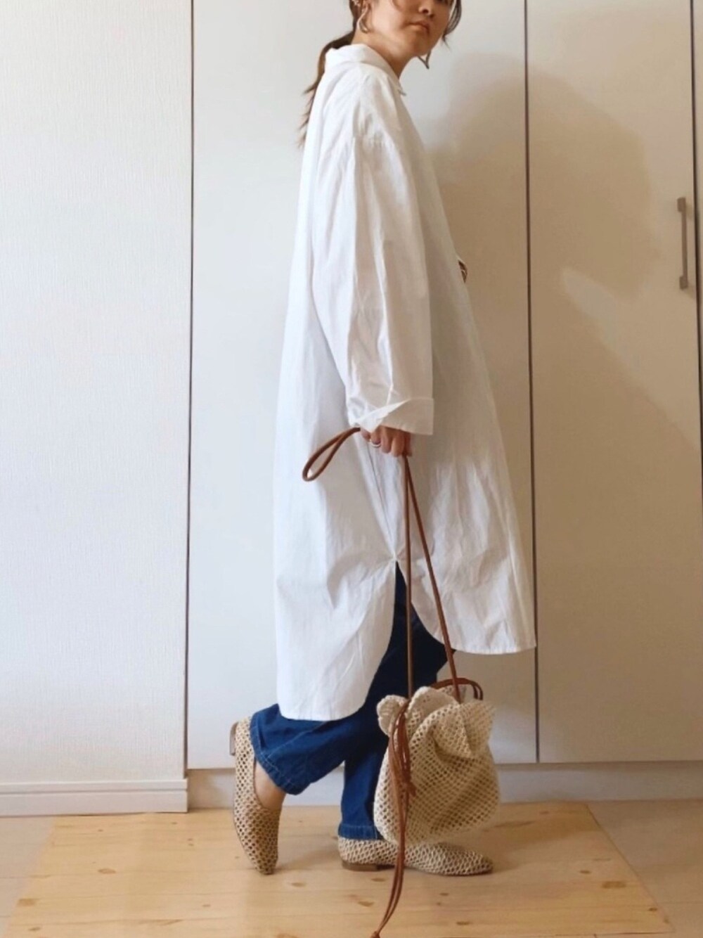 「おうちスタイル、巾着バッグ、白シャツ、シャツワンピ、デニムパンツ、ワンピース×デニム、UNIQLO、プチプラ、シンプルコーデ、ゆるコーデ」｜「ＡＮＤＪのスリットオーバーサイズ長袖ロングシャツワンピース（シャツワンピース、ホワイト系）」を使った、NAnaさん（レディース・158cm）の春コーディネートの1枚目の写真