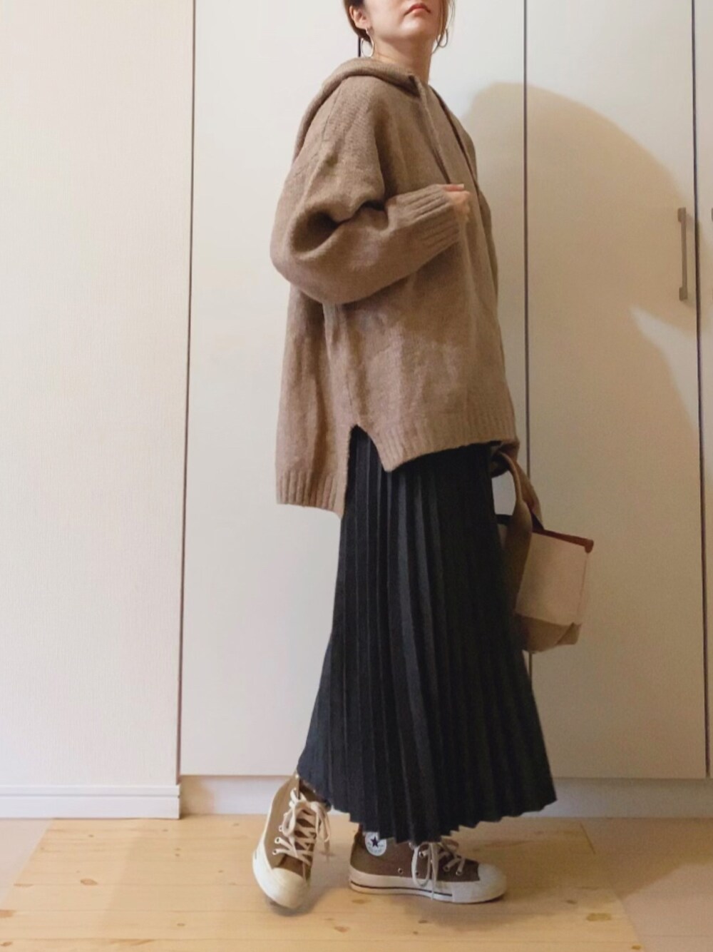 「秋服、corners、ニット、ニットパーカー、プリーツスカート、ハイカットスニーカー、大人カジュアル、ゆるニット、ベージュ、デニムスカート」｜「CORNERSの【インフルエンサーKRさん×CORNERSコラボ】もちもちオーバーサイズニットフーディプルオーバー（ニット/セーター、ベージュ系）」を使った、NAnaさん（レディース・158cm）の秋コーディネートの1枚目の写真