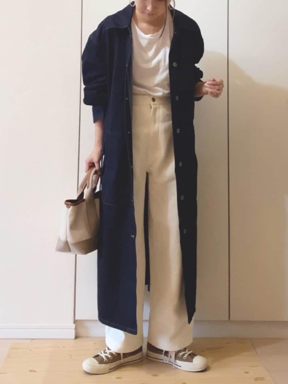 「デニムシャツコート、秋コーデ、シンプル、パンツスタイル、白パンツ、ワイドフィットカーブジャージーパンツ、ユニクロ、UNIQLO、UNIQLO U、プチプラコーデ」｜「UNIQLOのアイテム（ジャケット/アウター、ブルー系）」を使った、NAnaさん（レディース・158cm）の秋コーディネートの1枚目の写真
