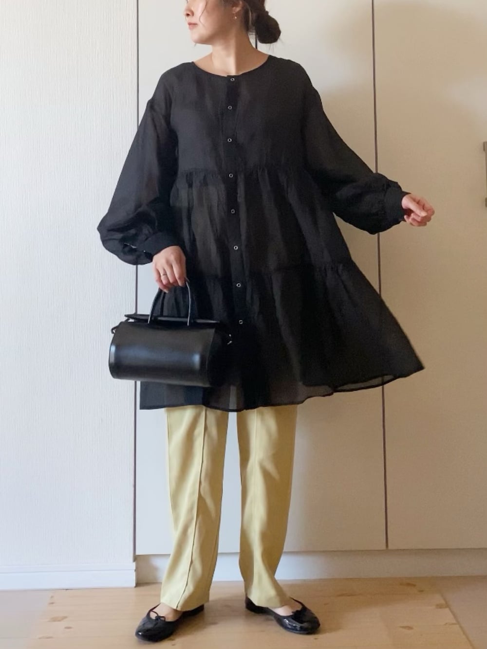 「カジュアルコーデ、春色、休日スタイル、LIPSTAR、リップスター、シア―ブラウス、ティアード、Jewelobe、プチプラ、カラーパンツ」｜「LIPSTARの【WEB別注カラーあり】３WAYティアードチュニックシアーデザインブラウス（シャツ/ブラウス、ブラック系）」を使った、NAnaさん（レディース・158cm）の冬コーディネートの1枚目の写真