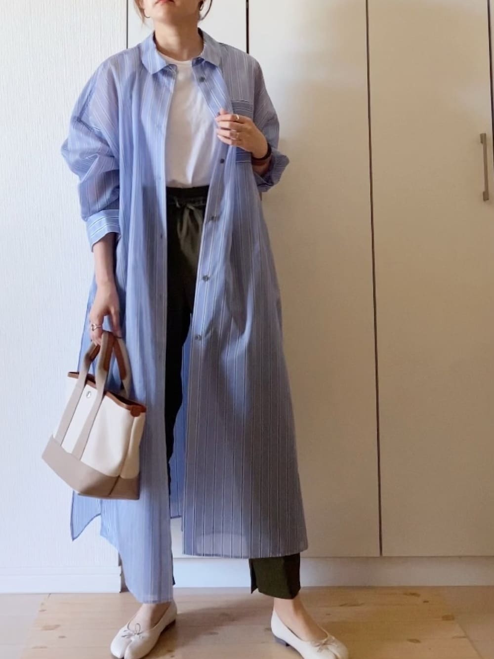 「MK MICHEL KLEIN、MKミッシェルクラン、シアーシャツ、ストライプシャツ、シャツワンピース、春コーデ、キレイめカジュアル、シンプルコーデ、パンツスタイル、ママコーデ」｜「MK MICHEL KLEINの【洗える】シアーストライプ柄ロングシャツ（シャツ/ブラウス、ブルー系）」を使った、NAnaさん（レディース・158cm）の春コーディネートの1枚目の写真