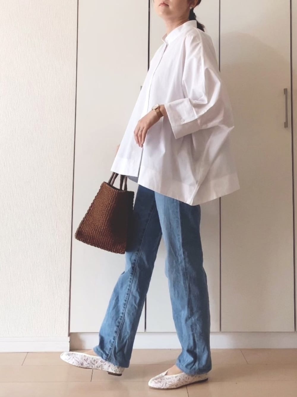 「+J、ユニクロ、UNIQLO、UNIQLOコーデ、プチブラ、白シャツ、ブラウス、デニムパンツ、春、チャイナシューズ」｜「UNIQLOのアイテム（シャツ/ブラウス、ホワイト系）」を使った、NAnaさん（レディース・158cm）の春コーディネートの1枚目の写真