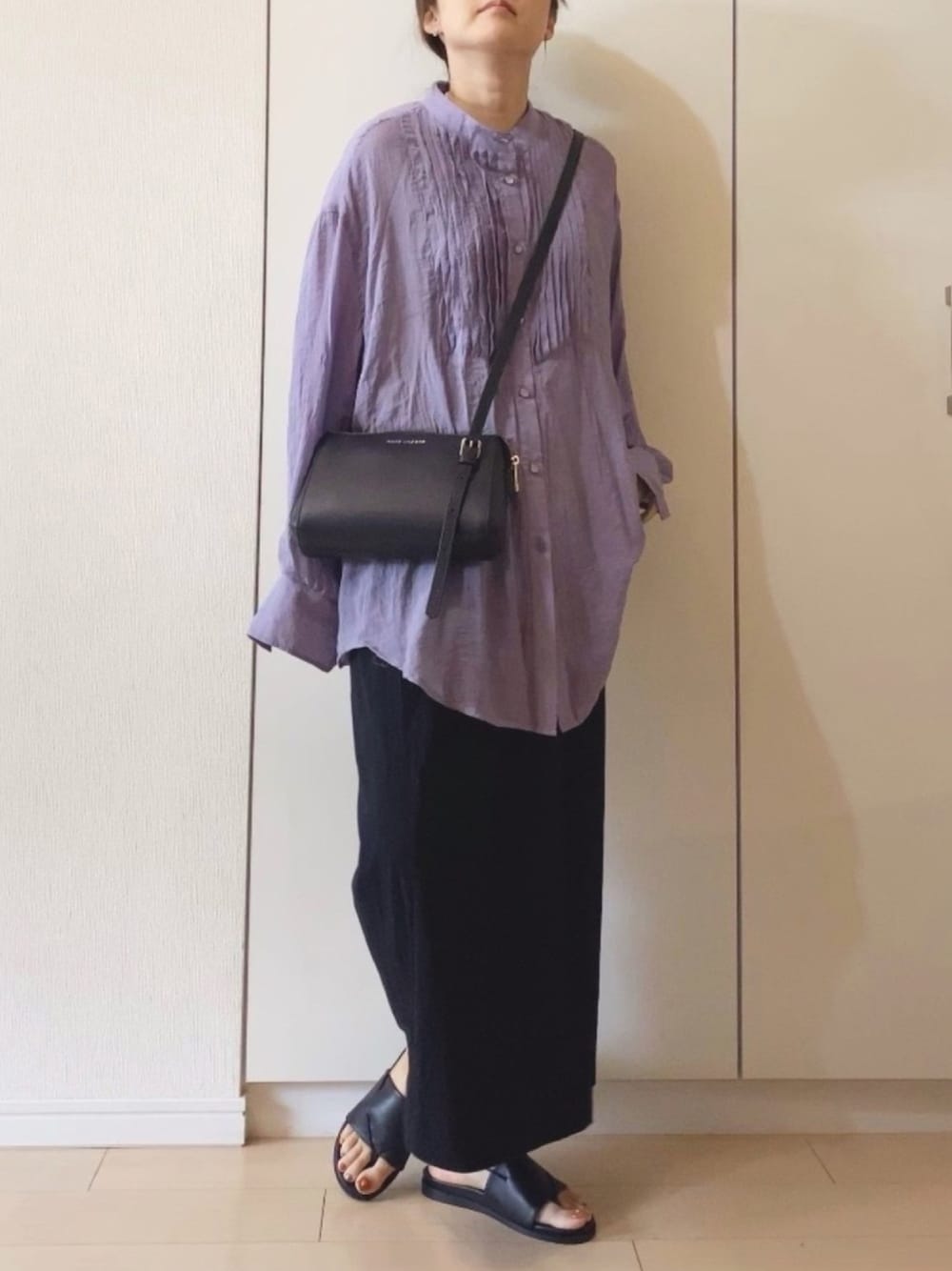 「MATCH&more、シアーシャツ、ピンタック、パープル、タイトスカート、ショルダーバッグ、MARC JACOBS、大人カジュアル、リラックススタイル、サンダル」｜「MATCH&moreのシアーピンタックシャツ（シャツ/ブラウス、パープル系）」を使った、NAnaさん（レディース・158cm）の春コーディネートの1枚目の写真