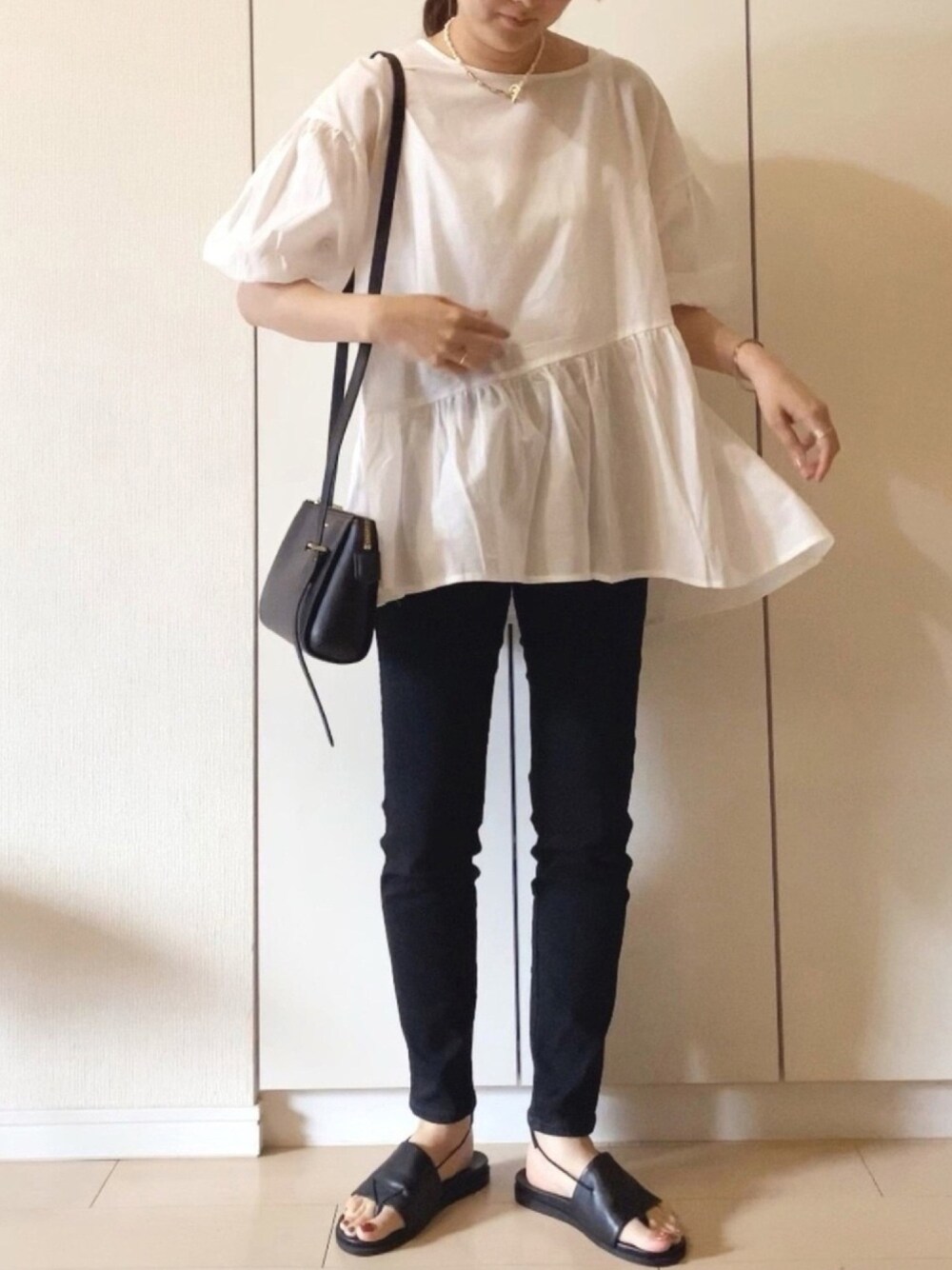 「reca、recaコーデ、プチプラ、ぺプラムトップス、ブラウス、ボリューム袖、黒スキニー、Lee、leejapan、シンプル」｜「recaのバルーンスリーブフレアブラウス（シャツ/ブラウス、ホワイト系）」を使った、NAnaさん（レディース・158cm）の春コーディネートの1枚目の写真