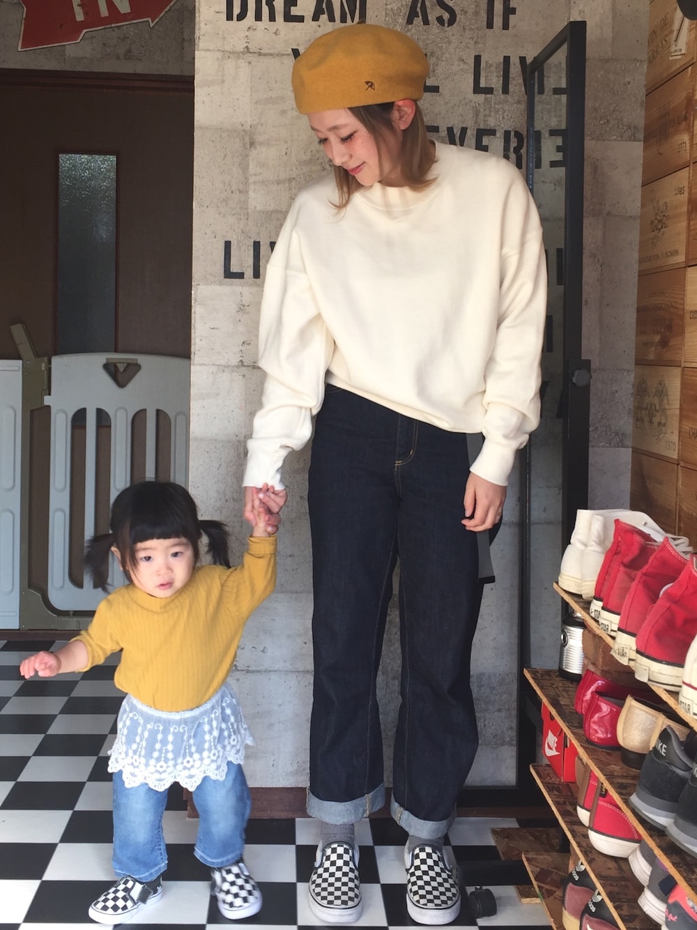 「ストリート服が好き、お目立ちネオンコーデ、親子コーデ、親子リンク、親子リンクコーデ、マスタード、VANS、VANSスリッポン、ユニクロユー、ママコーデ」｜「Arnold Palmerのアイテム（ハンチング/ベレー帽、イエロー系）」を使った、I am AI♡。さん（レディース・152cm）の秋コーディネートの1枚目の写真