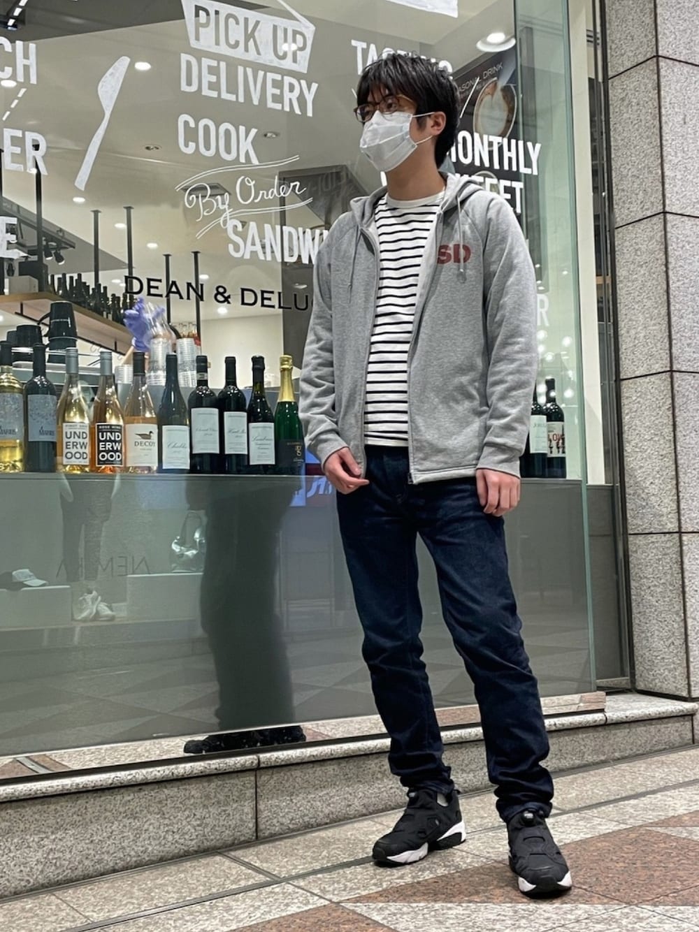 「UNIQLOのウルトラストレッチスキニーフィットジーンズ（デニムパンツ、ブルー系）」を使った、taigaさん（メンズ・177cm）の春コーディネートの1枚目の写真
