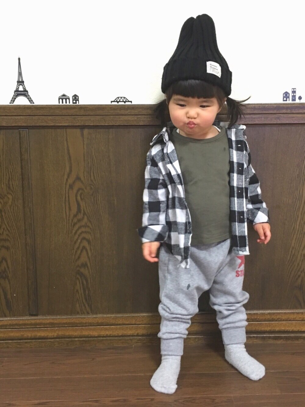「リンクコーデ、おそろいコーデ、チェックシャツ、スウエットパンツ、1歳4ヶ月」｜「DAISOのアイテム（ニットキャップ/ビーニー、ブラック系）」を使った、SuzuMinaさん（キッズ・80cm）の冬コーディネートの1枚目の写真