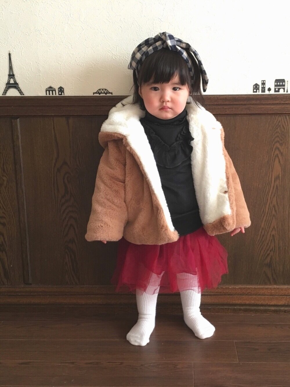 「ファーコート、チュールスカート、ハイネックトップス、韓国子供服、ヘアバンド、1歳5ヶ月」｜「韓国子供服のアイテム（その他アウター、ベージュ系）」を使った、SuzuMinaさん（キッズ・80cm）の冬コーディネートの1枚目の写真