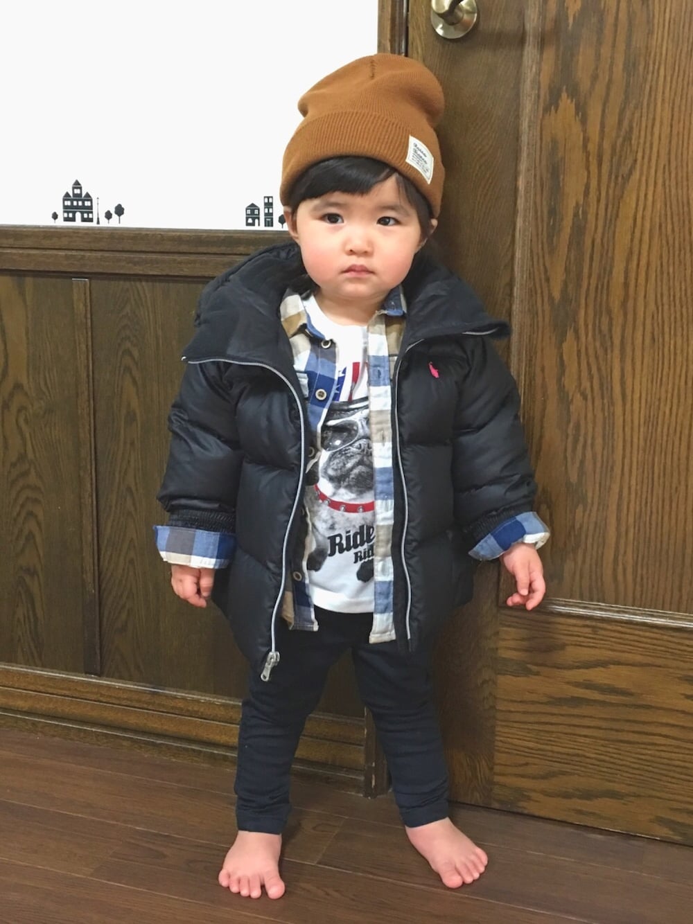 「ダウンジャケット、チェックシャツ、パグ、スキニーパンツ、ニット帽、1歳5ヶ月」｜「DAISOのアイテム（ニットキャップ/ビーニー、ブラウン系）」を使った、SuzuMinaさん（キッズ・80cm）の冬コーディネートの1枚目の写真