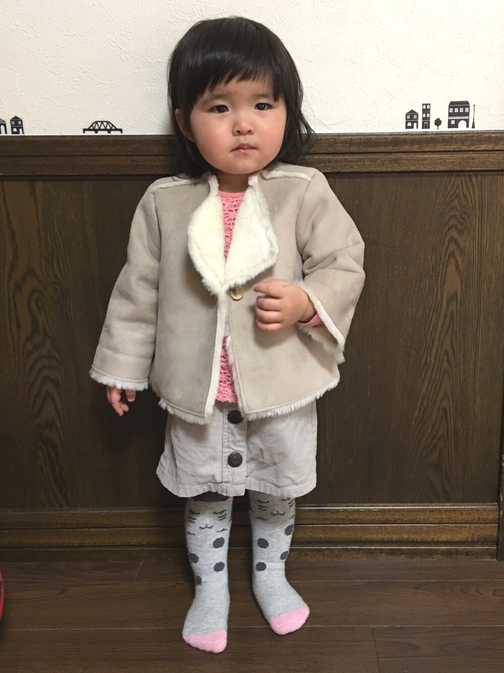 「ムートンコート、猫タイツ、スカート、1歳5ヶ月」｜「babyGAPのアイテム（ムートンコート、ベージュ系）」を使った、SuzuMinaさん（キッズ・80cm）の冬コーディネートの1枚目の写真