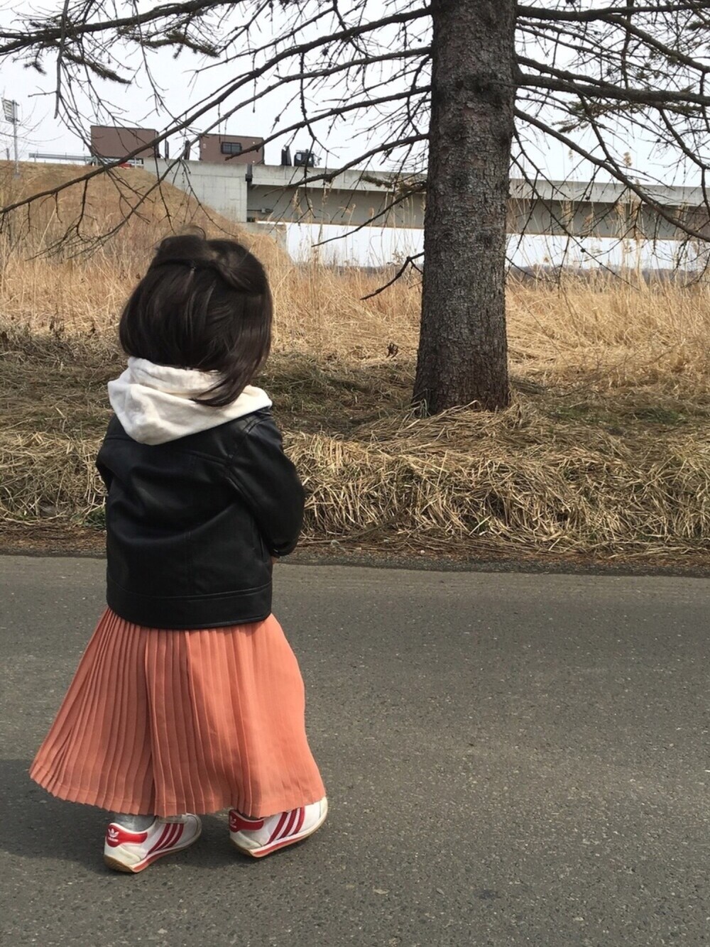「プリーツ、プリーツガウチョパンツ、パーカー、韓国子供服、スニーカー、1歳、ライダースジャケット」｜「韓国子供服のアイテム（パーカー、ホワイト系）」を使った、SuzuMinaさん（キッズ・80cm）の春コーディネートの1枚目の写真
