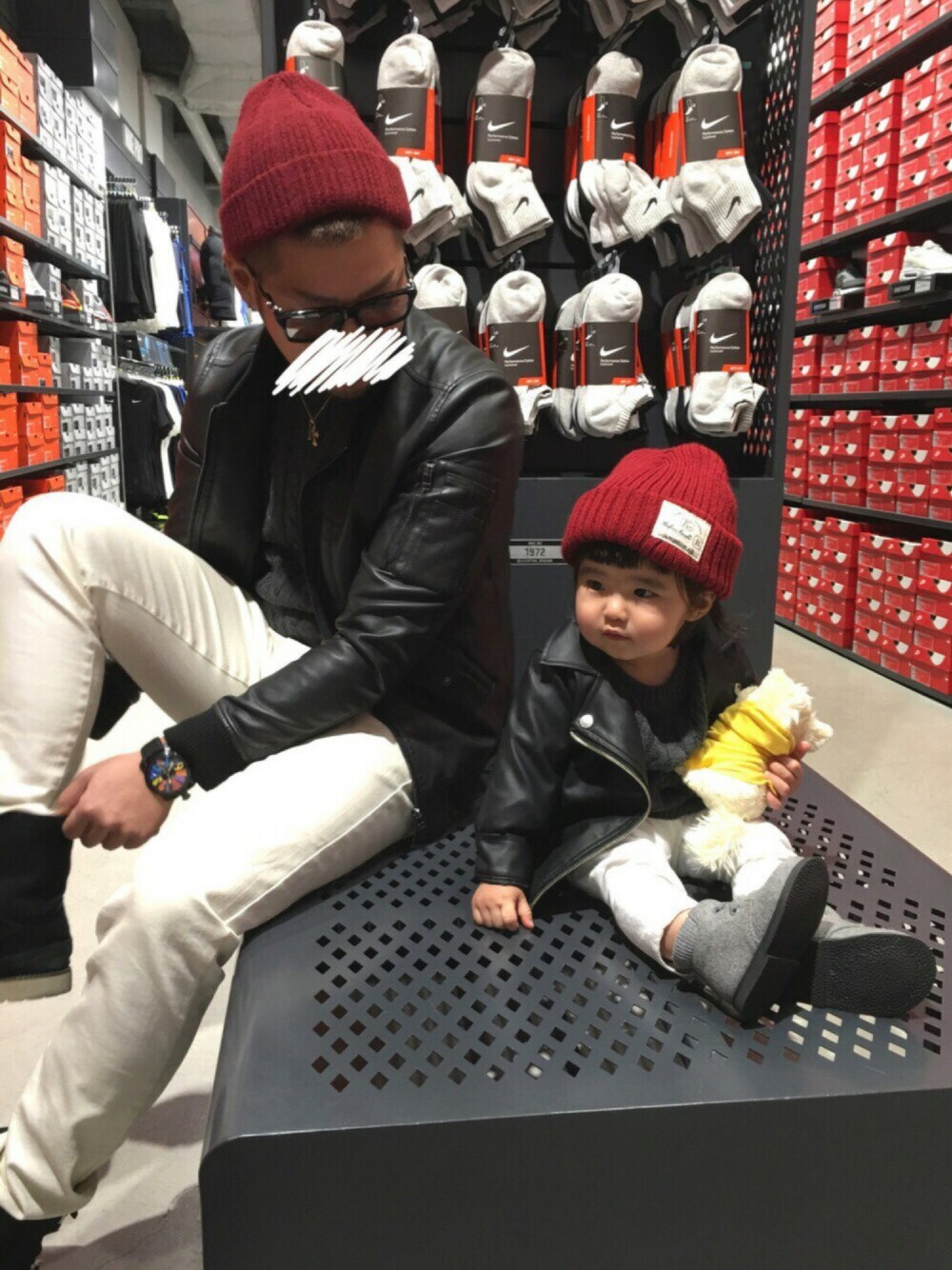 「ライダース、ライダースジャケット、ニット帽、ニット、白パンツ、1歳3ヶ月、親子リンク、リンクコーデ、パパとお揃い」｜「3coinsのアイテム（ニットキャップ/ビーニー、レッド系）」を使った、SuzuMinaさん（キッズ・80cm）の秋コーディネートの1枚目の写真