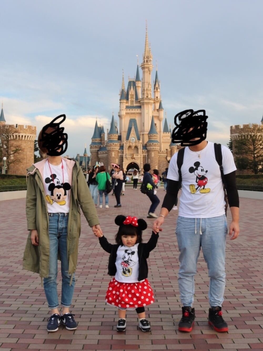 「ディズニーランド、UT、ミニー、リンクコーデ、おやこーで。、1歳」｜「H&Mのアイテム（Tシャツ/カットソー、ホワイト系）」を使った、SuzuMinaさん（キッズ・80cm）の春コーディネートの1枚目の写真