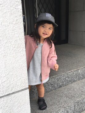 「サンダルに靴下」｜「アイテム（MA-1）」を使った、SuzuMinaさん（キッズ・90cm）の秋コーディネート