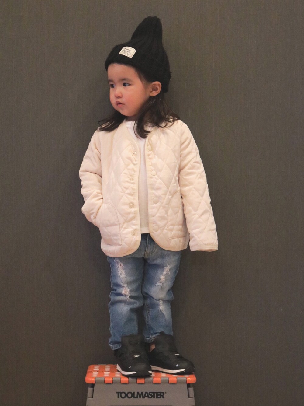 「キルティングジャケット、インナーダウン、ニット帽、デニム、ポンプフューリー、2歳」｜「petit mainの収納袋つきキルティングインナージャケット（その他アウター、ホワイト系）」を使った、SuzuMinaさん（キッズ・90cm）の秋コーディネートの1枚目の写真
