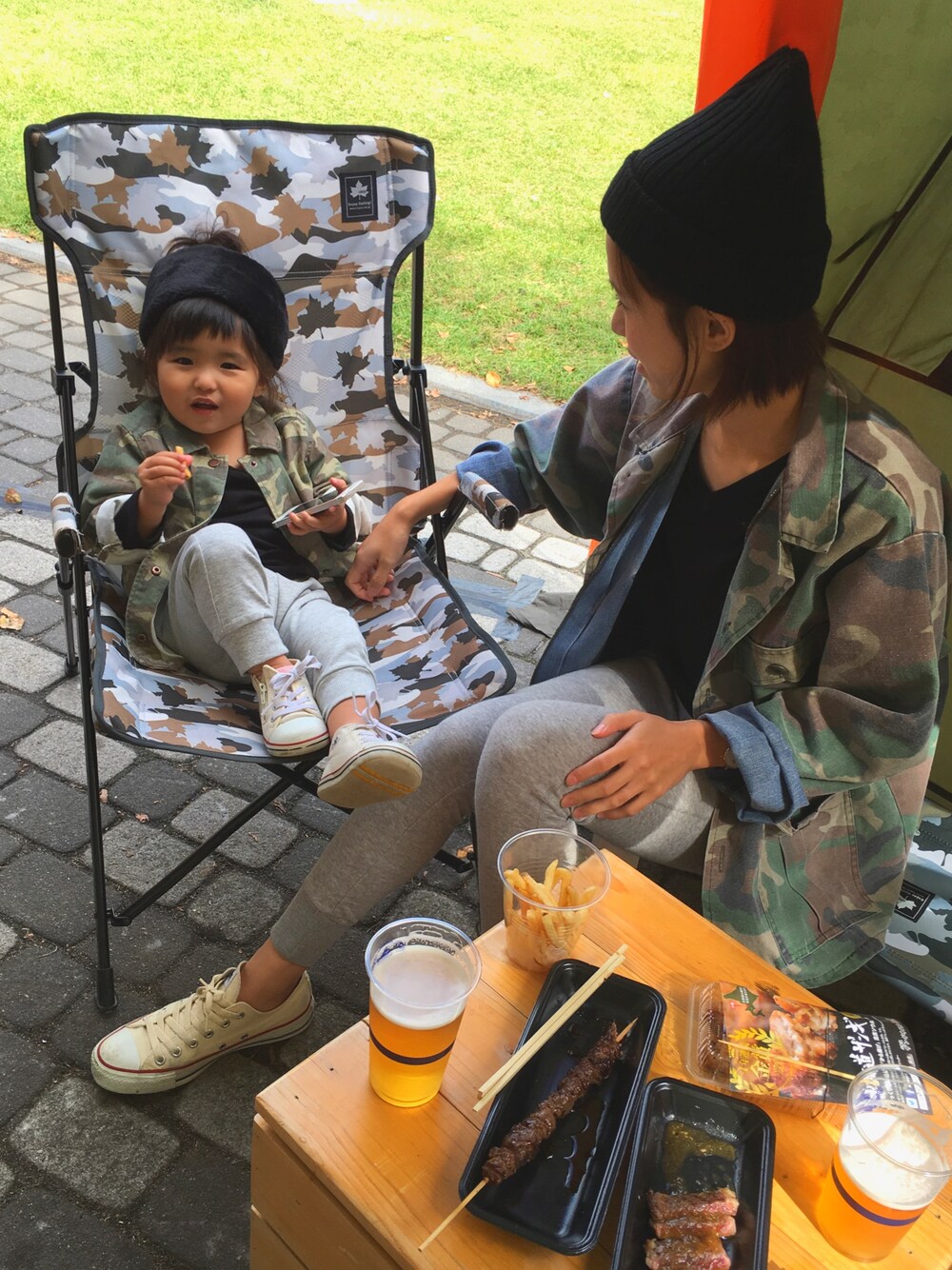 「ファーヘアバンド、ミリタリージャケット、スウェットパンツ、コンバース、おやこーで。、親子コーデ、リンクコーデ、おそろいコーデ、2歳、秋コーデ」｜「ZARAのアイテム（ミリタリージャケット、グリーン系）」を使った、SuzuMinaさん（キッズ・90cm）の秋コーディネートの1枚目の写真