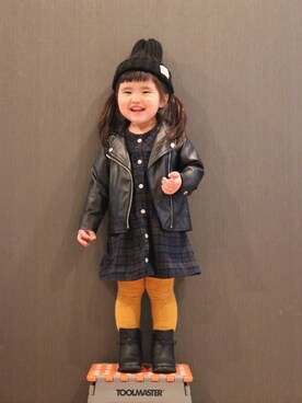 「チェックワンピース」｜「アイテム（ライダースジャケット）」を使った、SuzuMinaさん（キッズ・90cm）の秋コーディネート