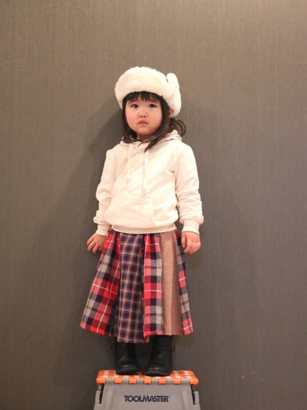 「フライトキャップ、パーカー、パッチワーク、ロングスカート、ブーツ、チェック、2歳」｜「COMME CA ISMのアイテム（帽子、グレー系）」を使った、SuzuMinaさん（キッズ・90cm）の冬コーディネートの1枚目の写真