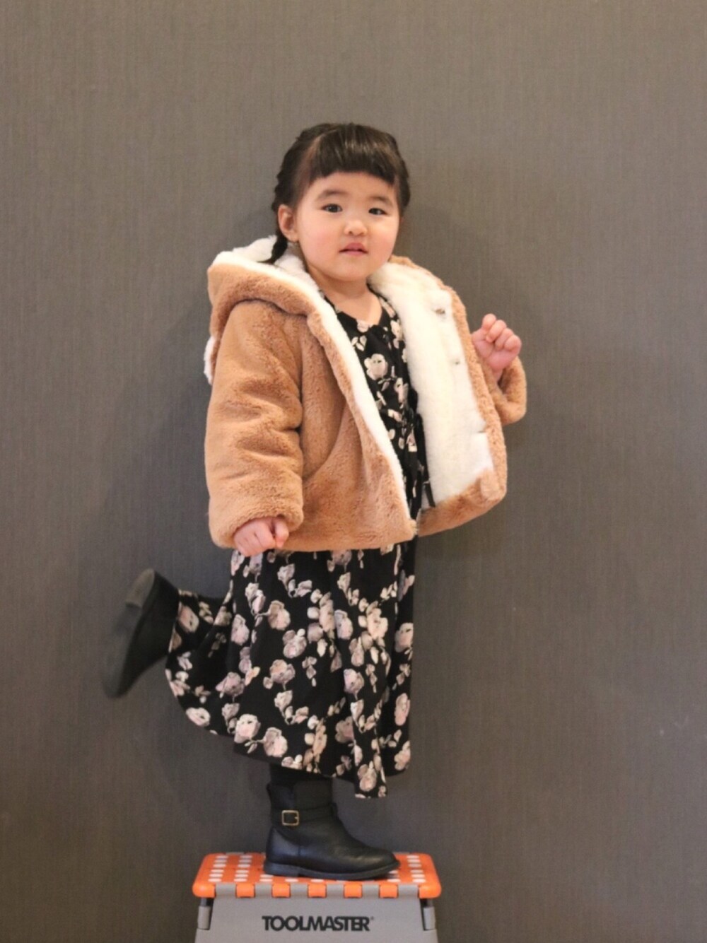 「花柄ワンピース、ロングワンピース、ファーコート、ブーツ、2歳」｜「Right-onの【MPS】花柄ガウンワンピース（カーディガン/ボレロ、ブラック系）」を使った、SuzuMinaさん（キッズ・90cm）の冬コーディネートの1枚目の写真