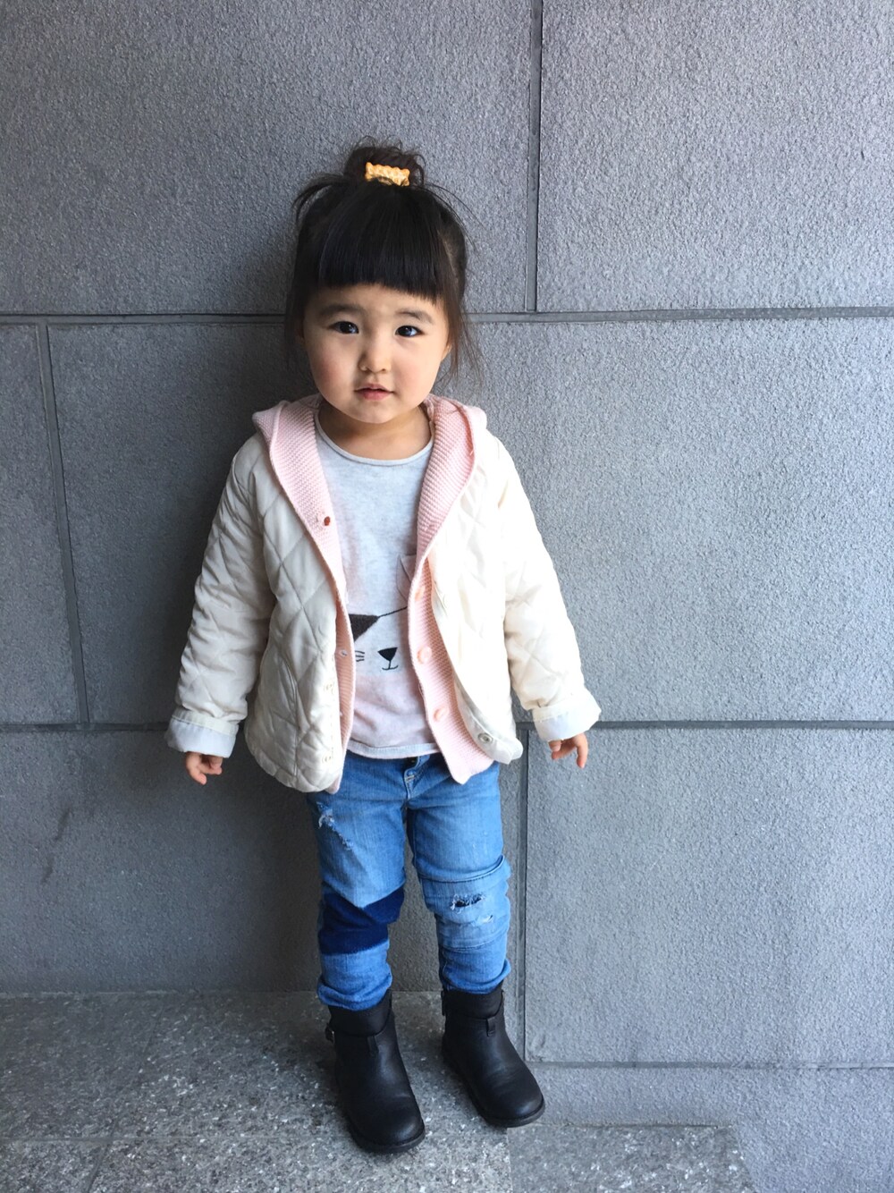 「キルティングジャケット、インナーダウン、パーカー、デニム、おだんごヘアー、2歳」｜「GAPのGap Bear Sweater Hoodie（カーディガン/ボレロ、ピンク系）」を使った、SuzuMinaさん（キッズ・90cm）の冬コーディネートの1枚目の写真