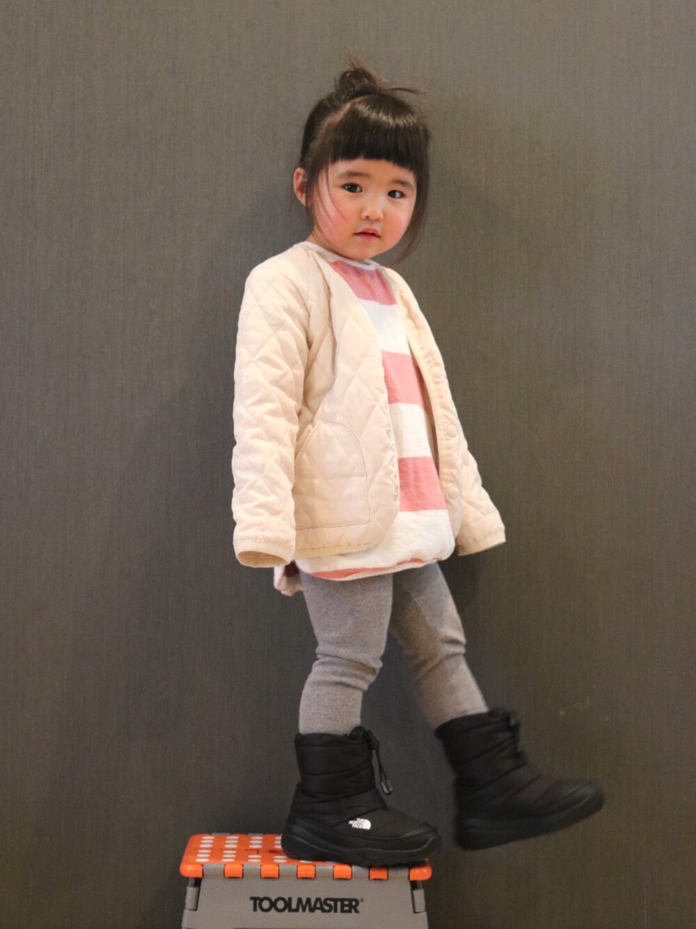 「キルティングジャケット、インナーダウン、ボーダー、スノーブーツ、ヌプシ、おだんごヘアー、2歳」｜「韓国子供服のアイテム（Tシャツ/カットソー、ピンク系）」を使った、SuzuMinaさん（キッズ・90cm）の冬コーディネートの1枚目の写真