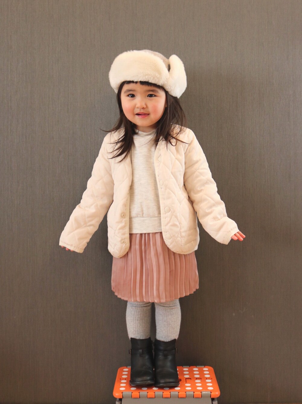 「フライトキャップ、キルティング、インナーダウン、ワンピース、プリーツスカート、ブーツ、2歳」｜「COMME CA ISMのアイテム（帽子、グレー系）」を使った、SuzuMinaさん（キッズ・90cm）の冬コーディネートの1枚目の写真