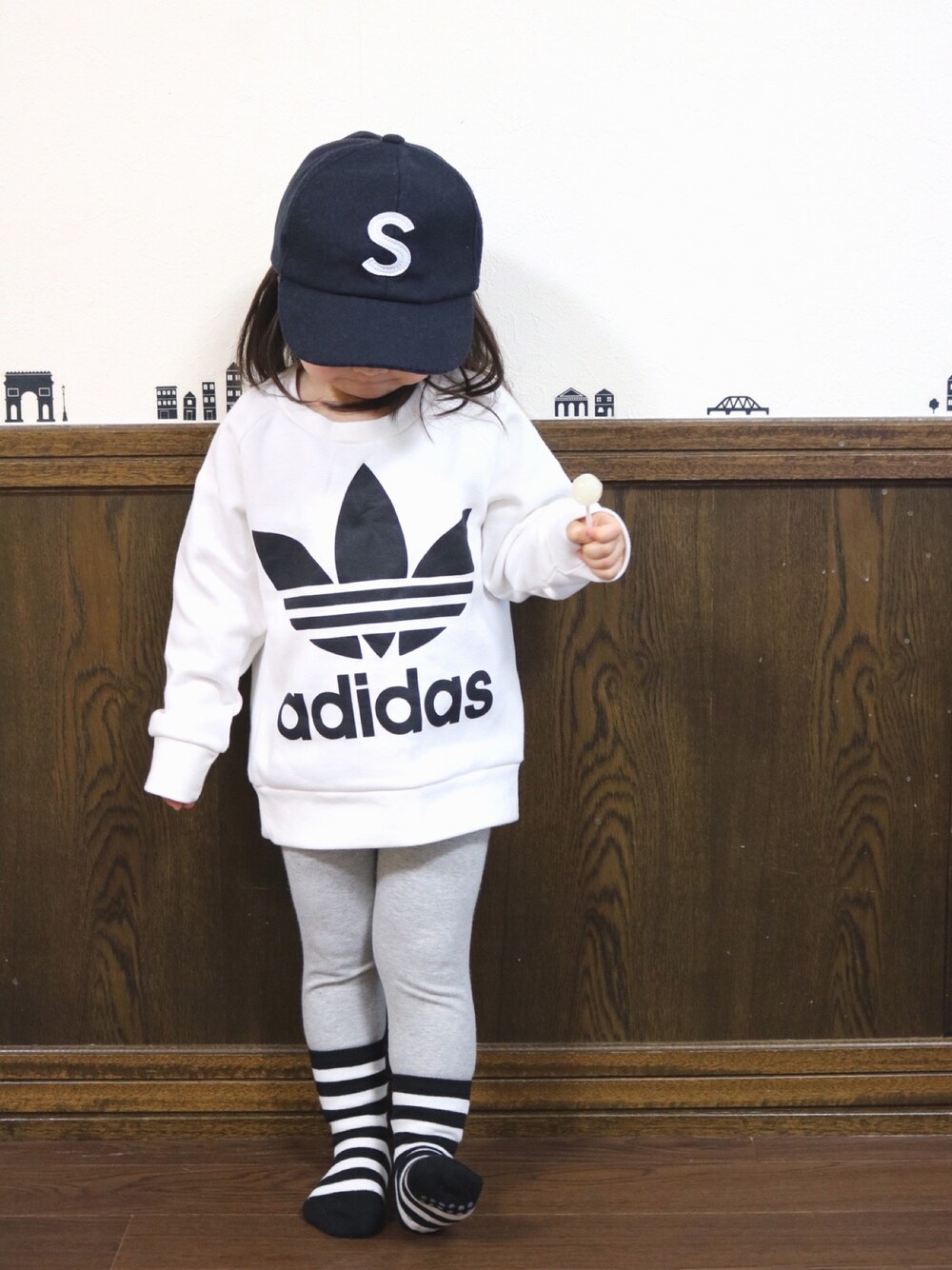 「パロディ、スウェット、ボーダーソックス、レギンス、2歳」｜「韓国子供服のアイテム（スウェット、ホワイト系）」を使った、SuzuMinaさん（キッズ・90cm）の春コーディネートの1枚目の写真
