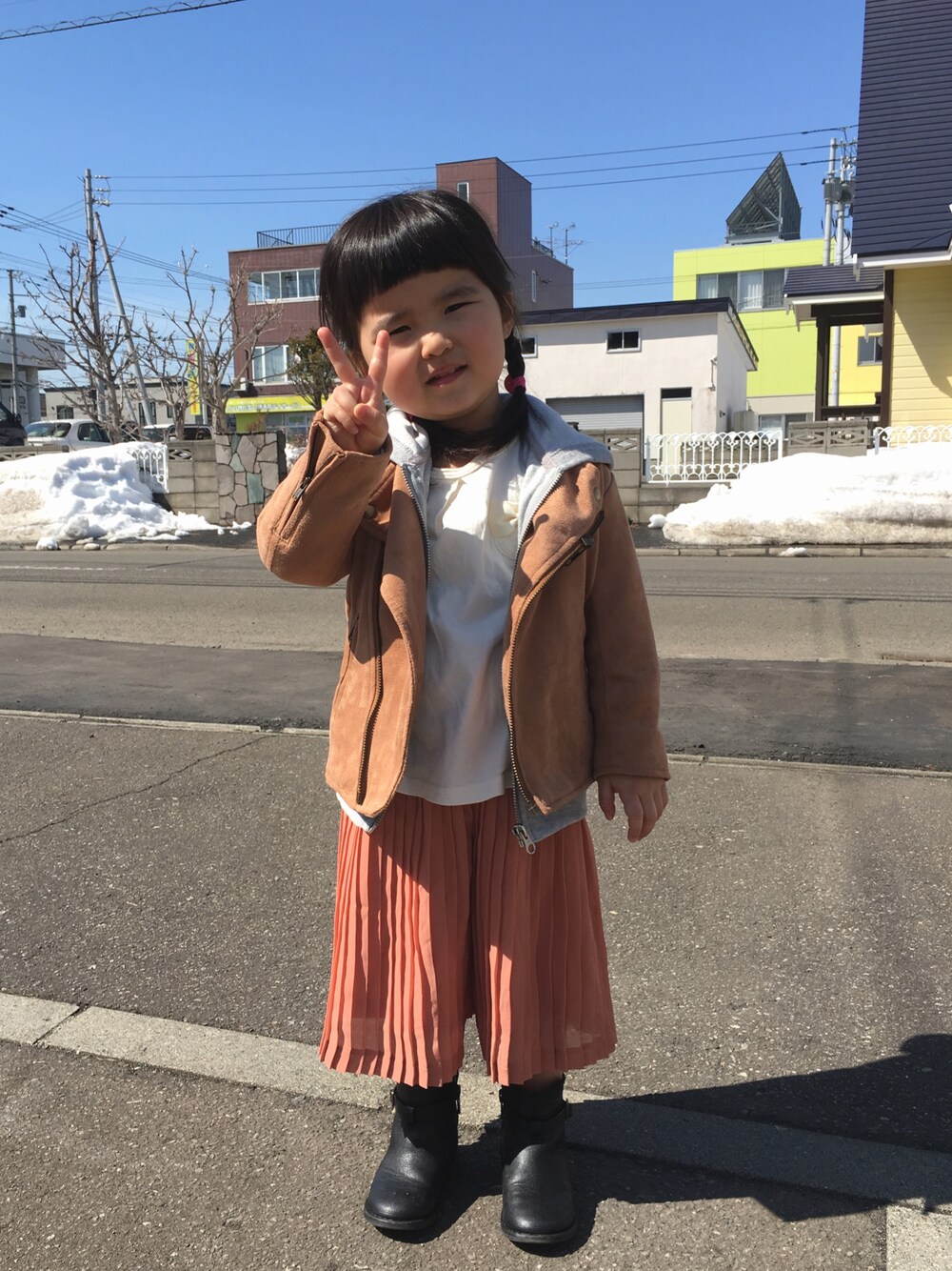 「ライダース、パーカー、プリーツ、ブーツ、2歳」｜「GLOBAL WORKの【キッズ】ベロアジップパーカー/726580（パーカー、グレー系）」を使った、SuzuMinaさん（キッズ・90cm）の春コーディネートの1枚目の写真
