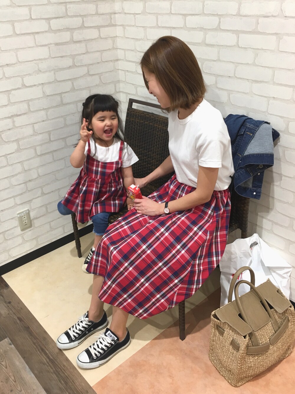 「チェック、おやこーで。、親子コーデ、リンクコーデ、2歳」｜「GUのアイテム（Tシャツ/カットソー、レッド系）」を使った、SuzuMinaさん（キッズ・90cm）の春コーディネートの1枚目の写真