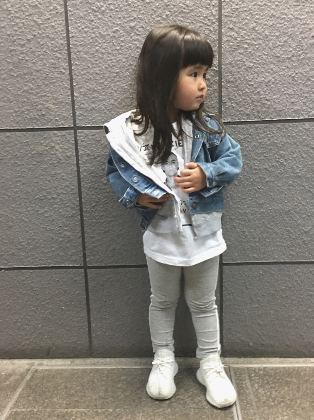 「Gジャン、パーカー、ラインレギンス、スニーカー、イージーブースト、2歳」｜「Right-onの【JUSTIN BIEBER】プリント半袖Tシャツ（Tシャツ/カットソー、ホワイト系）」を使った、SuzuMinaさん（キッズ・90cm）の春コーディネートの1枚目の写真