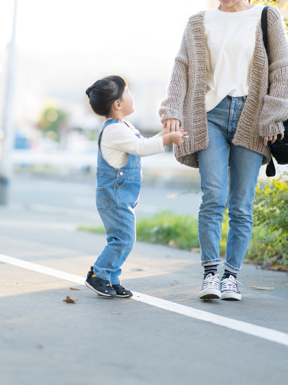 「デニム、オーバーオール、ケーブルニット、おやこーで。、3歳」｜「petit mainのベーシックデニムサロペット（サロペット/オーバーオール、ブルー系）」を使った、SuzuMinaさん（キッズ・90cm）の秋コーディネートの1枚目の写真