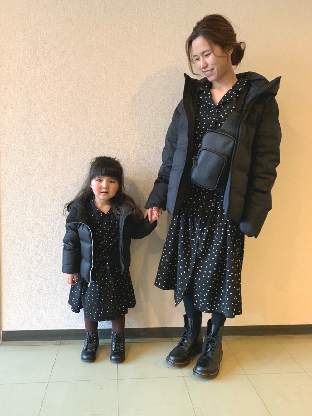 「ドットワンピ、ダウンジャケット、おそろいコーデ、おやこーで。、親子コーデ、リンクコーデ、3歳」｜「SOROTTOのレースアップショートブーツ（ブーツ、ブラック系）」を使った、SuzuMinaさん（キッズ・90cm）の冬コーディネートの1枚目の写真