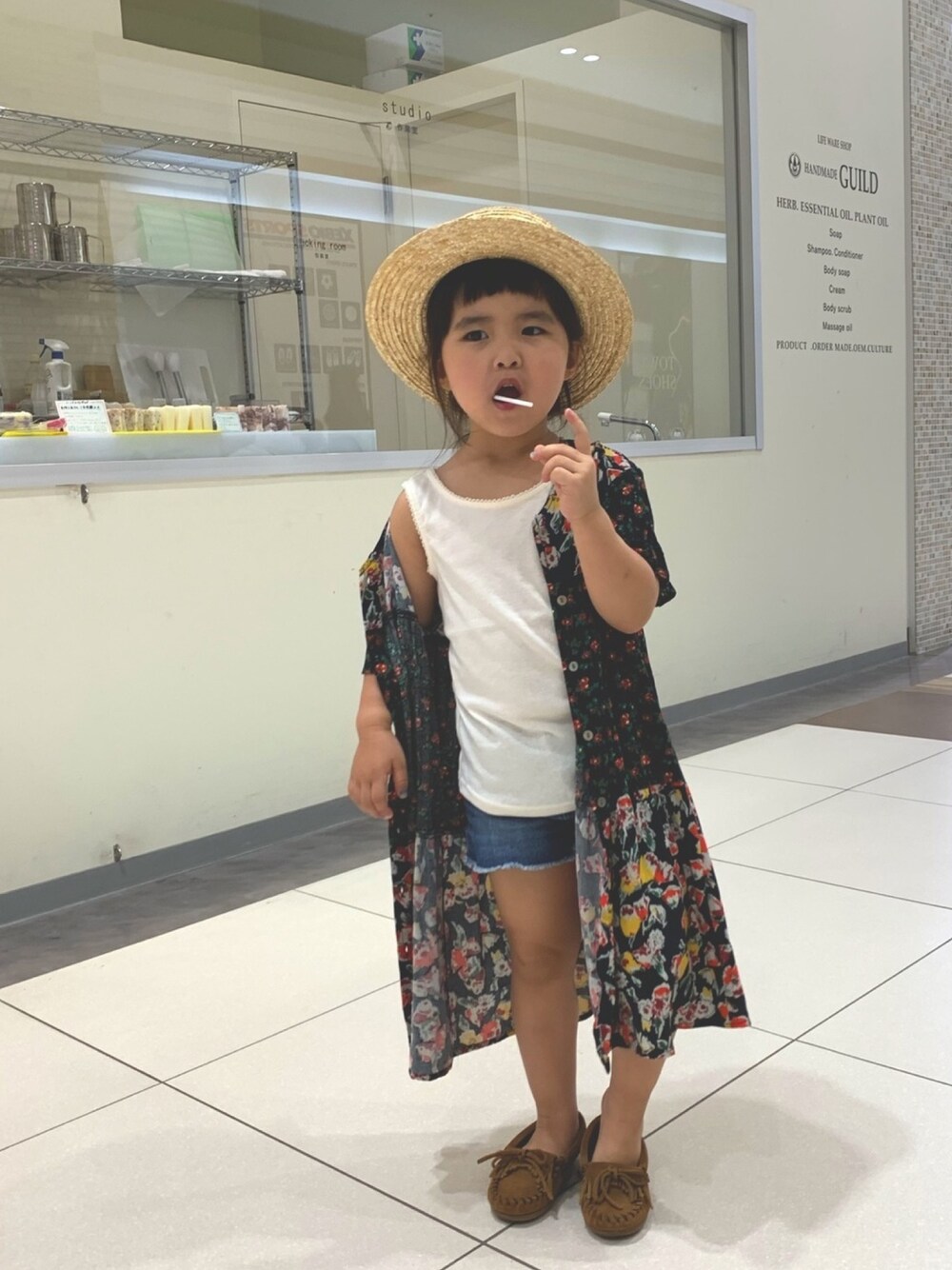 ブラック系のワンピース、ブラウン系のモカシン/デッキシューズ、その他のその他を着用したキッズの夏コーディネートの1枚目の写真