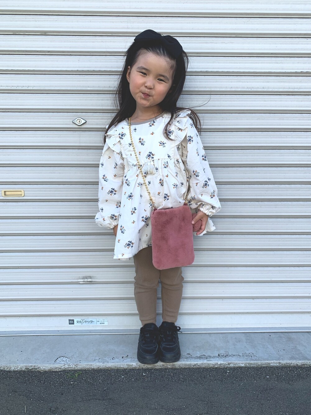 「ブラウス、花柄、ヘアバンド、4歳」｜「petit mainの花柄長袖チュニック（チュニック、ホワイト系）」を使った、SuzuMinaさん（キッズ・100cm）の秋コーディネートの1枚目の写真