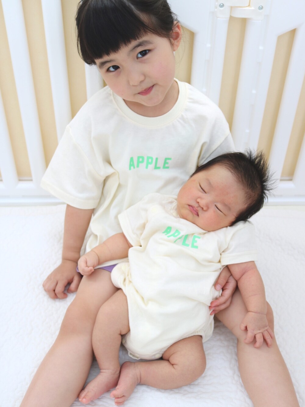 グリーン系のTシャツ/カットソー、グリーン系のロンパースを着用したキッズの夏コーディネートの1枚目の写真