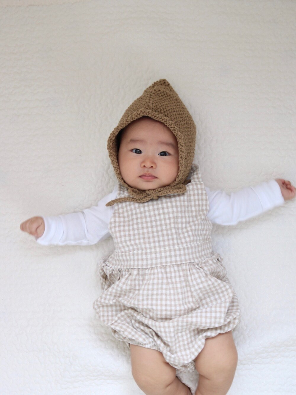 「ギンカムチェック、サロペット、ボンネット、ベビーコーデ、赤ちゃん、韓国子供服」｜「B:MING by BEAMSのB:MING by BEAMS / 手編 ボンネット（ニットキャップ/ビーニー、ベージュ系）」を使った、SuzuMinaさん（キッズ・110cm）の秋コーディネートの1枚目の写真