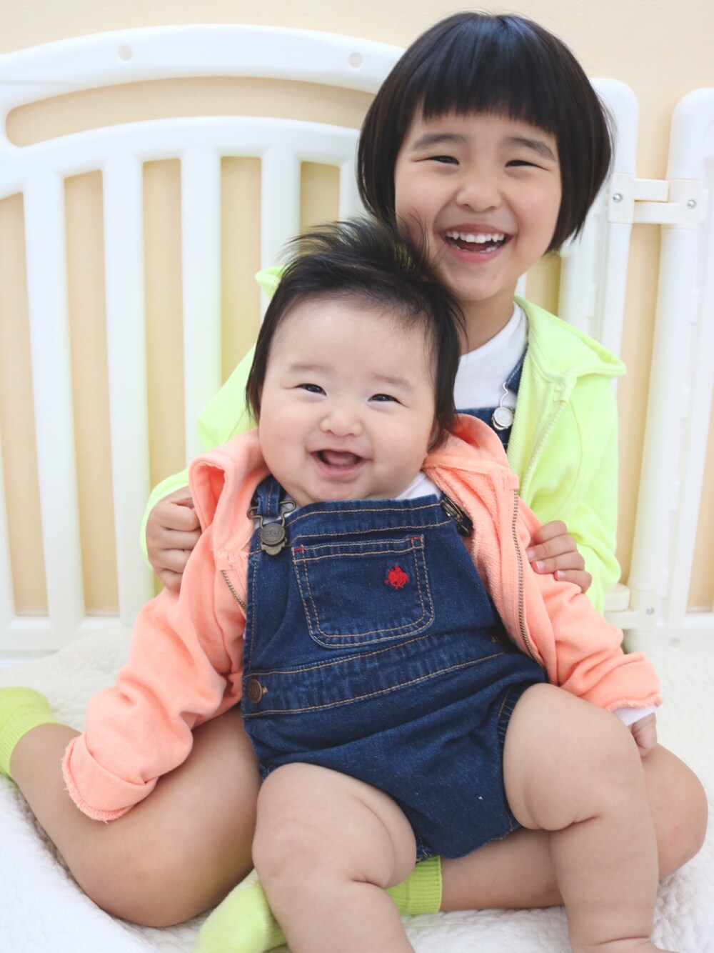 「ネオンカラー、姉弟、姉弟コーデ、リンクコーデ、シミラールック」｜「ZARA KIDSのアイテム（パーカー、オレンジ系）」を使った、SuzuMinaさん（キッズ・110cm）の秋コーディネートの1枚目の写真