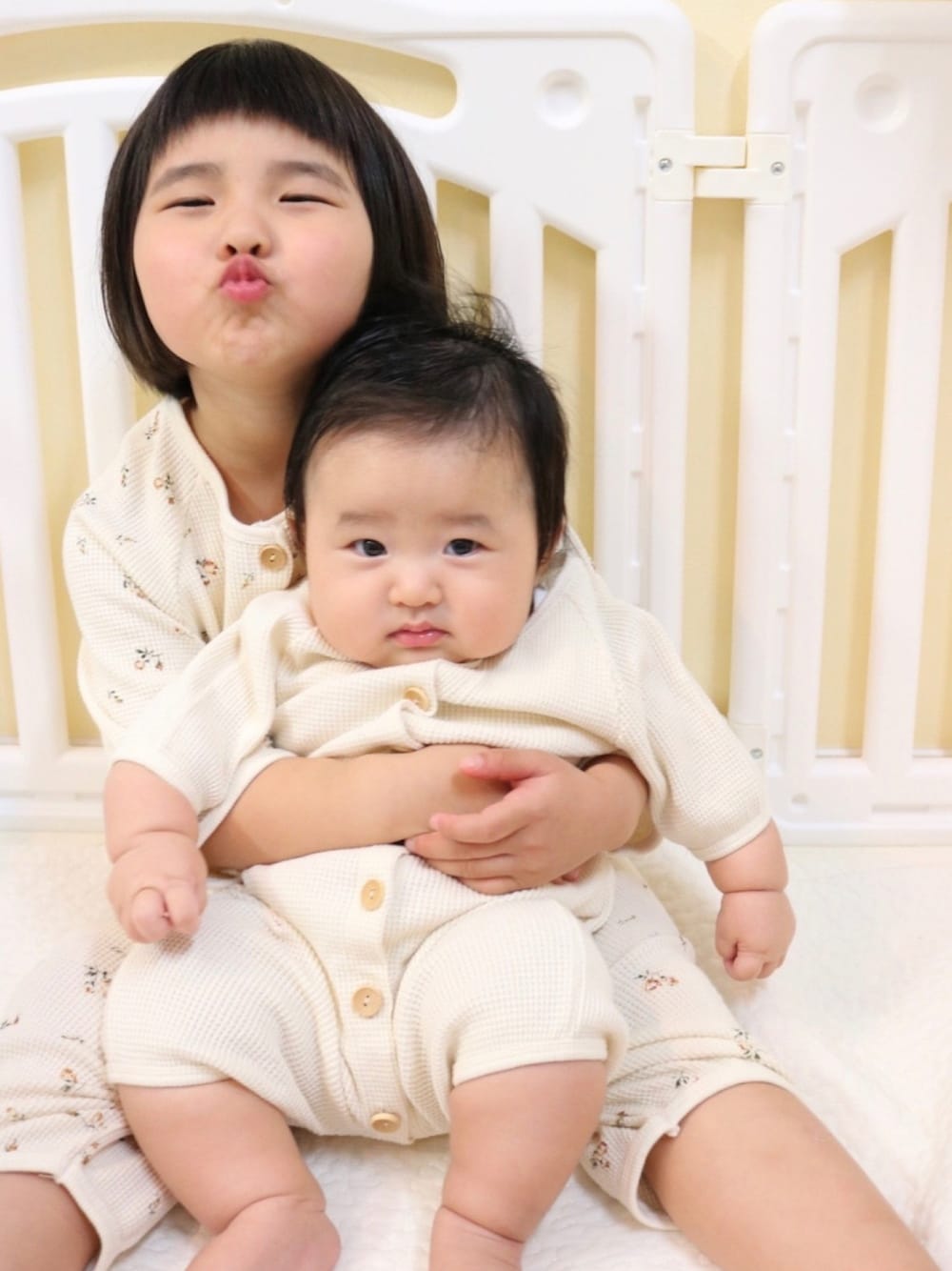 「パジャマ、ワッフル、姉弟、姉弟コーデ、韓国子供服」｜「韓国子供服のアイテム（ロンパース、ベージュ系）」を使った、SuzuMinaさん（キッズ・110cm）の秋コーディネートの1枚目の写真