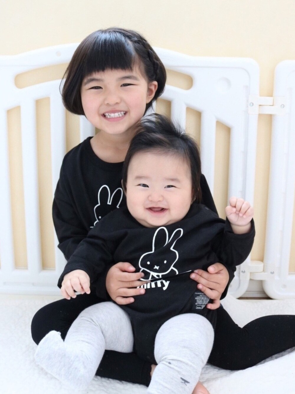 「ブリーズ、ミッフィー、おそろいコーデ、リンクコーデ、姉弟、姉弟コーデ」｜「Miffyのmiffy(ミッフィー)ロンT（Tシャツ/カットソー、ブラック系）」を使った、SuzuMinaさん（キッズ・110cm）の秋コーディネートの1枚目の写真